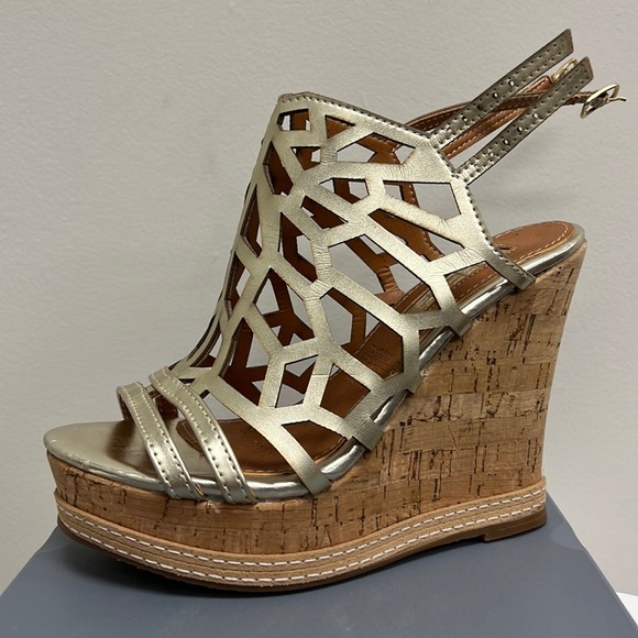Beautiful Gold Wedges Sandals - Picture 1 of 6